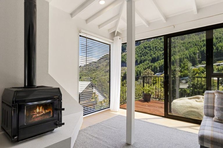 Photo of property in 6 Mackinnon Terrace, Sunshine Bay, Queenstown, 9300
