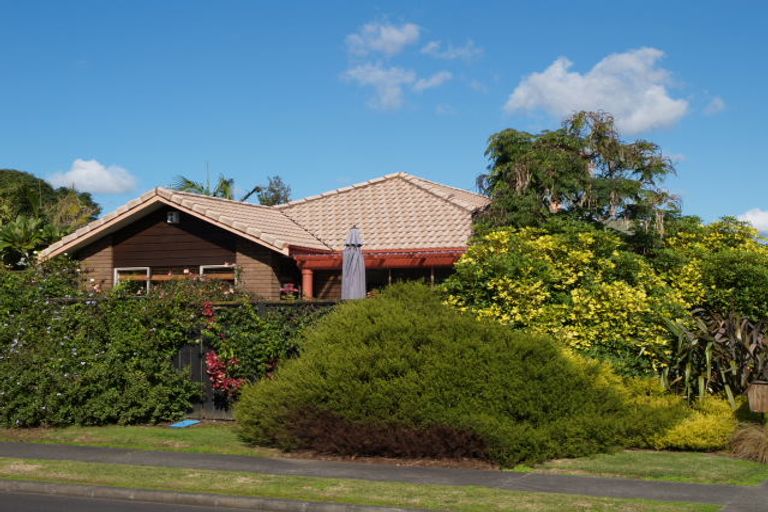Photo of property in 14 West Fairway, Golflands, Auckland, 2013