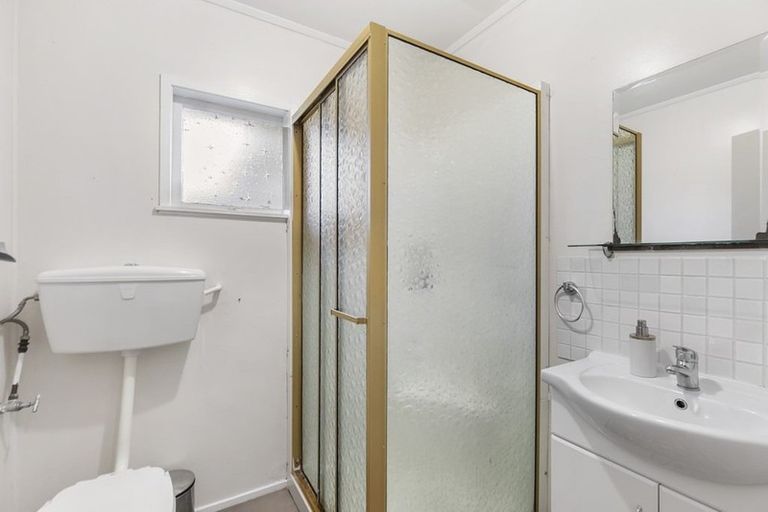 Photo of property in 2/53 Ayton Drive, Totara Vale, Auckland, 0629