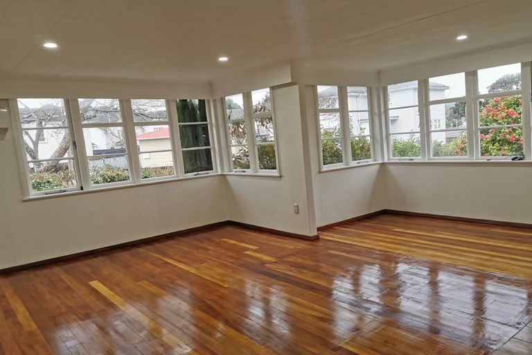 Photo of property in 323 Oxford Terrace, Avalon, Lower Hutt, 5011