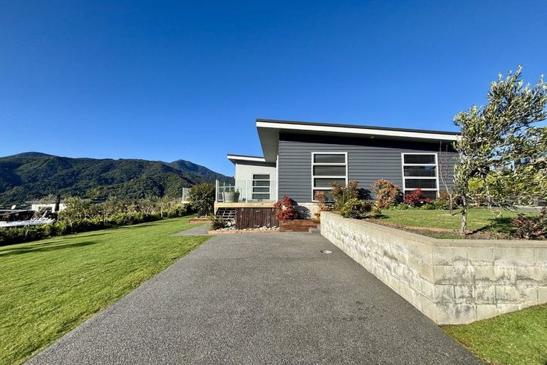 Photo of property in 33 Harbour View Heights, Picton, 7220