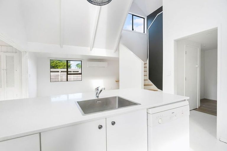 Photo of property in 2/8 Lydia Avenue, Northcote, Auckland, 0627