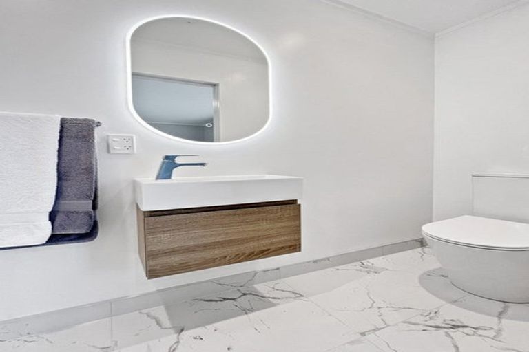 Photo of property in 15 Hocken Place, Mangere Bridge, Auckland, 2022