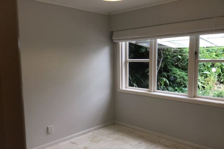 Photo of property in 18 Cave Road, Houghton Bay, Wellington, 6023