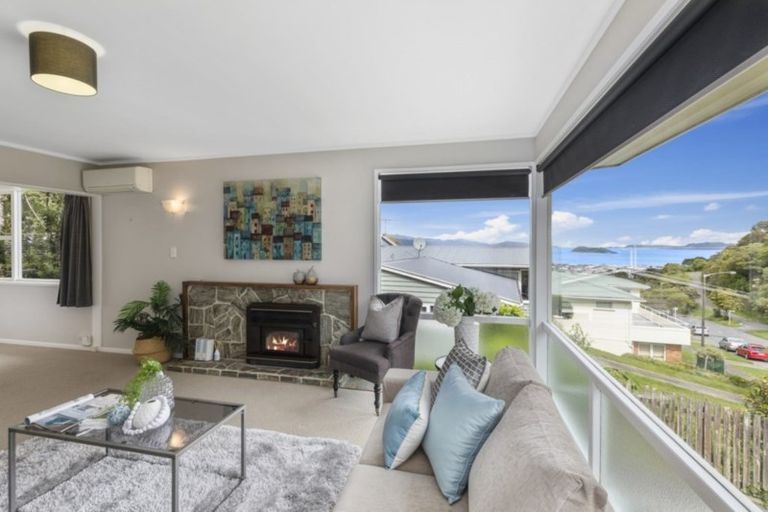 Photo of property in 70 Dowse Drive, Maungaraki, Lower Hutt, 5010