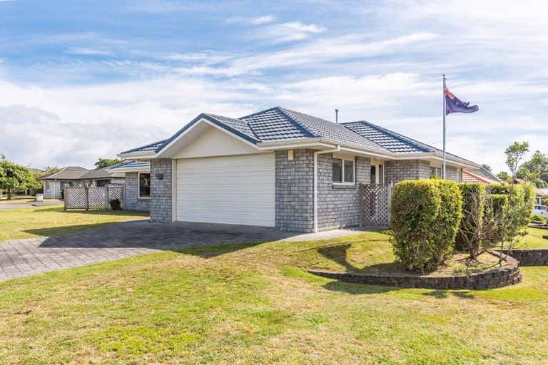 Photo of property in 28 Realm Drive, Paraparaumu, 5032