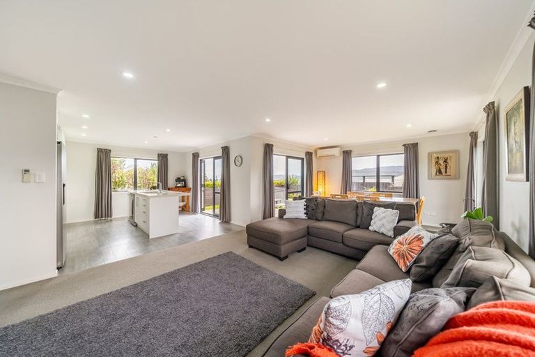 Photo of property in 5 Mckenzie Way, Timberlea, Upper Hutt, 5018