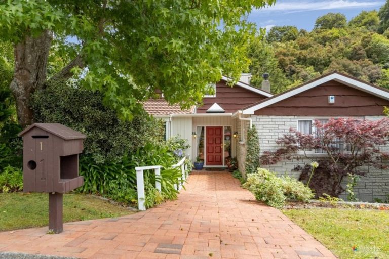 Photo of property in 1 Fendalton Crescent, Pinehaven, Upper Hutt, 5019