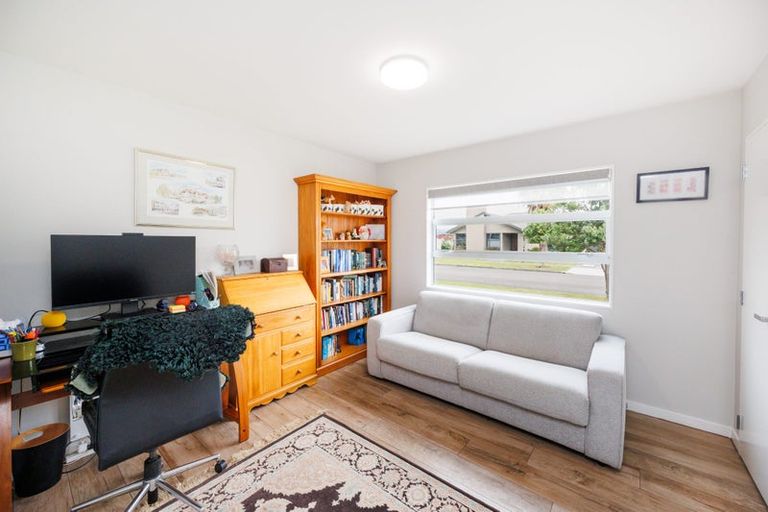 Photo of property in 2 Chestnut Close, Kelvin Grove, Palmerston North, 4414