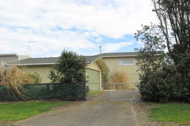 Photo of property in 33 Manga-pirau Street, Waikawa Beach, Manakau, 5573