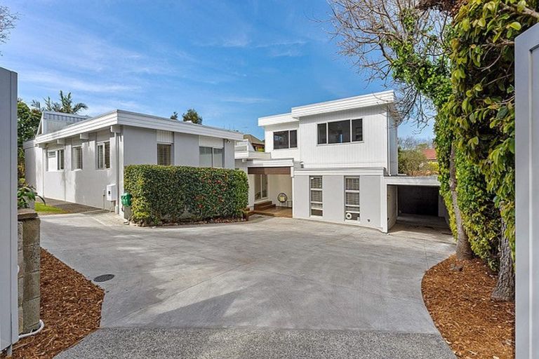 Photo of property in 16 Prestige Place, Castor Bay, Auckland, 0620