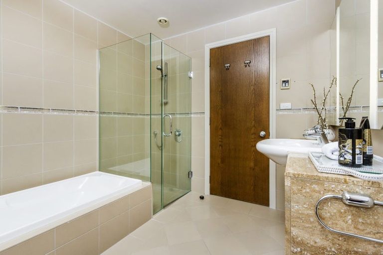 Photo of property in 3a Holiday Road, Milford, Auckland, 0620