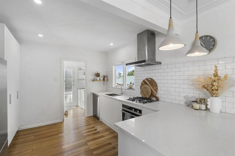 Photo of property in 2/232 East Coast Road, Forrest Hill, Auckland, 0620