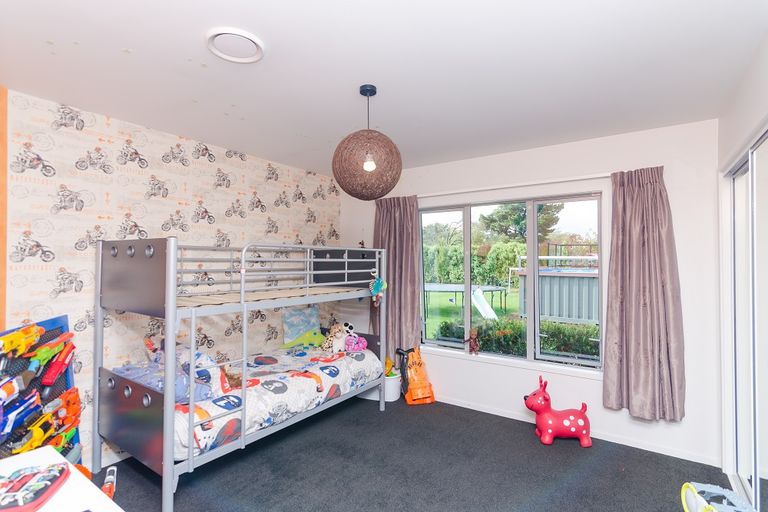 Photo of property in 2 The Glade, Carterton, 5713