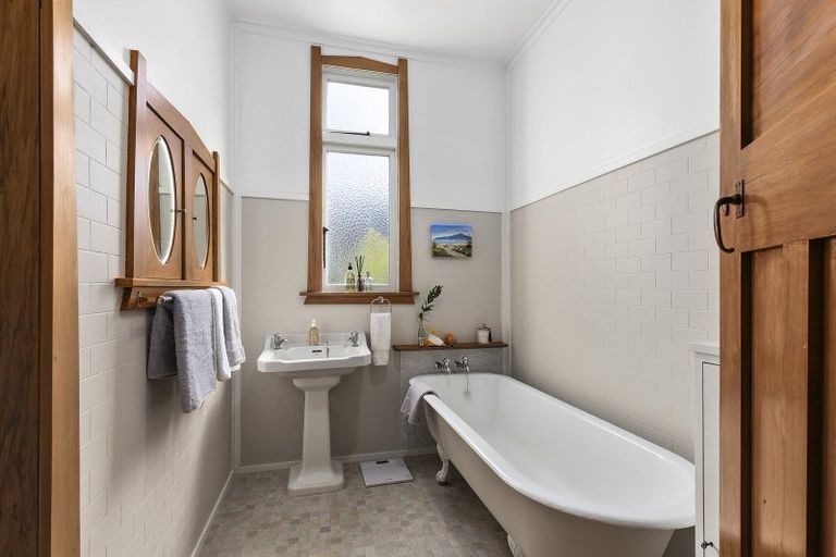 Photo of property in 39 Sutherland Crescent, Melrose, Wellington, 6023