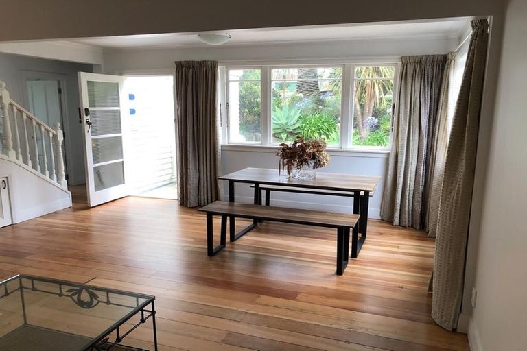 Photo of property in 328 Glenfield Road, Glenfield, Auckland, 0629