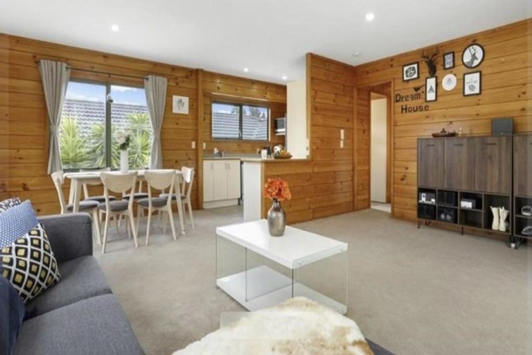 Photo of property in 5 Loughanure Place, Massey, Auckland, 0614