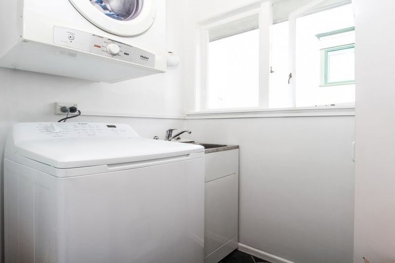 Photo of property in 12 Cron Avenue, Te Atatu South, Auckland, 0610