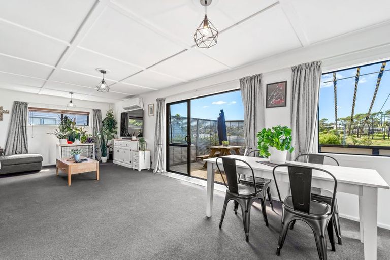 Photo of property in 2/930 Whangaparaoa Road, Manly, Whangaparaoa, 0930