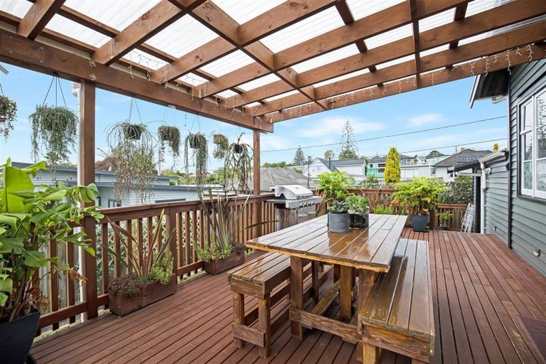 Photo of property in 1/275 Great North Road, Henderson, Auckland, 0612