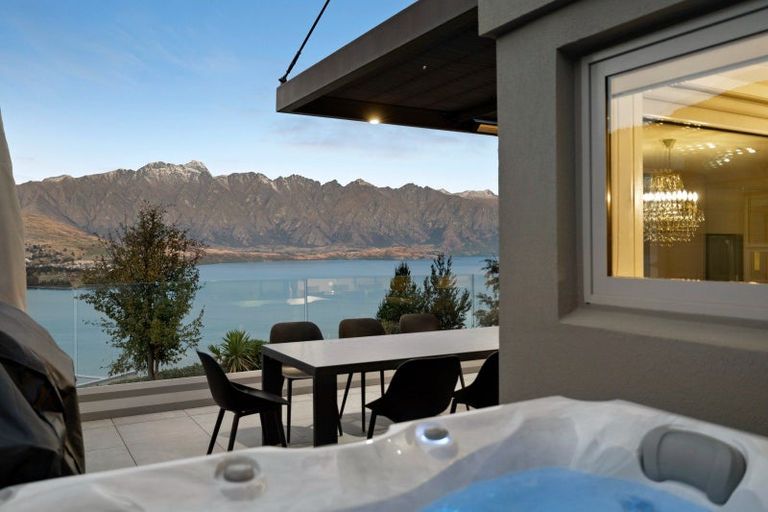 Photo of property in 6 Lordens Place, Fernhill, Queenstown, 9300