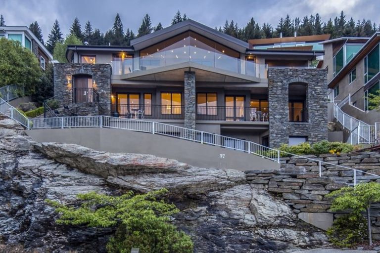 Photo of property in 37 Belfast Terrace, Queenstown, 9300