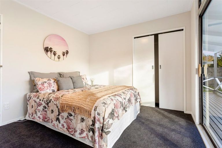 Photo of property in 7 Serwayne Place, Sunnyvale, Auckland, 0612