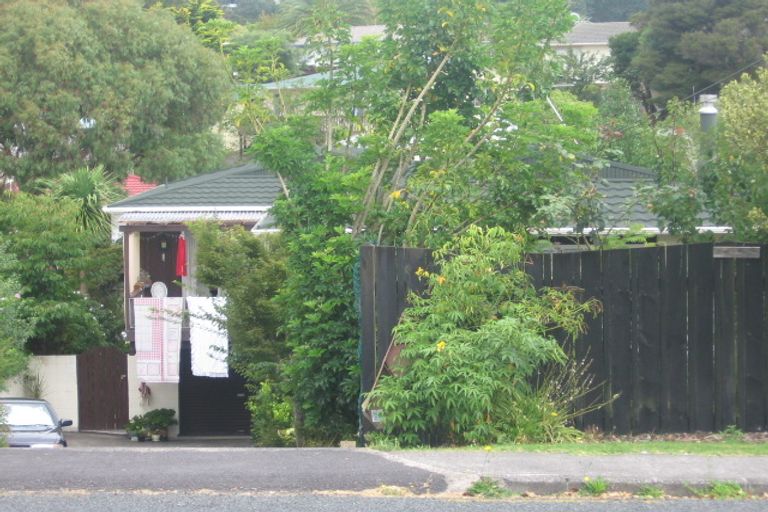 Photo of property in 1/22 Peach Road, Glenfield, Auckland, 0629