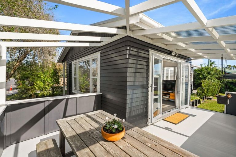 Photo of property in 37 Waimumu Road, Massey, Auckland, 0614