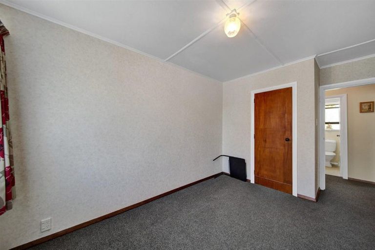 Photo of property in 1 Robbins Crescent, Hawera, 4610