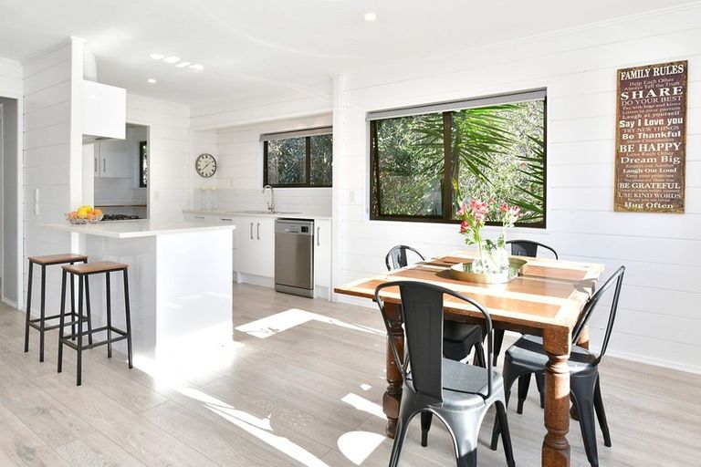 Photo of property in 30b Elliston Crescent, Stanmore Bay, Whangaparaoa, 0932