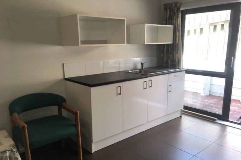 Photo of property in 565a Glenfield Road, Glenfield, Auckland, 0629