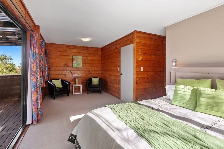 Photo of property in 6 Tasman Avenue, Henderson Valley, Auckland, 0614