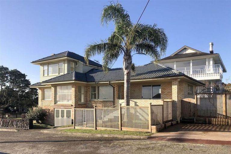 Photo of property in 85 Stanley Point Road, Stanley Point, Auckland, 0624