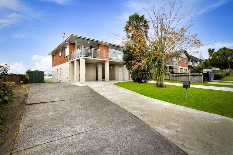 Photo of property in 11 Jenelin Road, Glendene, Auckland, 0602