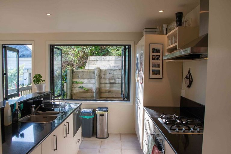 Photo of property in 42 Fairview Crescent, Kelburn, Wellington, 6012