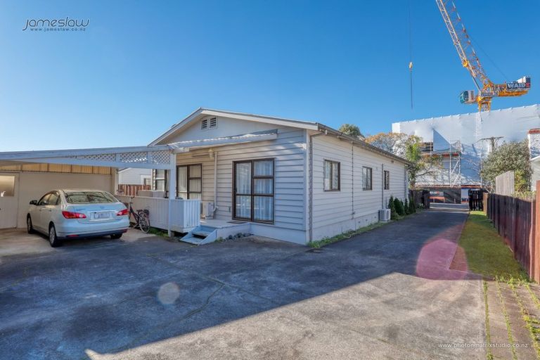 Photo of property in 12 Walmer Road, Point Chevalier, Auckland, 1022