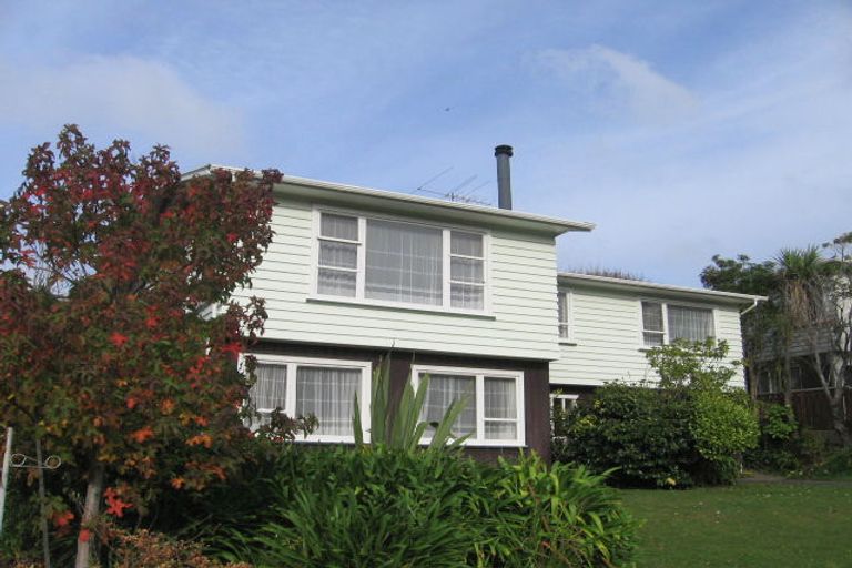 Photo of property in 5 Somerville Terrace, Tawa, Wellington, 5028