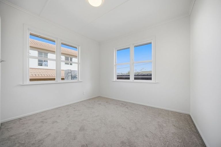 Photo of property in 194 Chivalry Road, Glenfield, Auckland, 0629