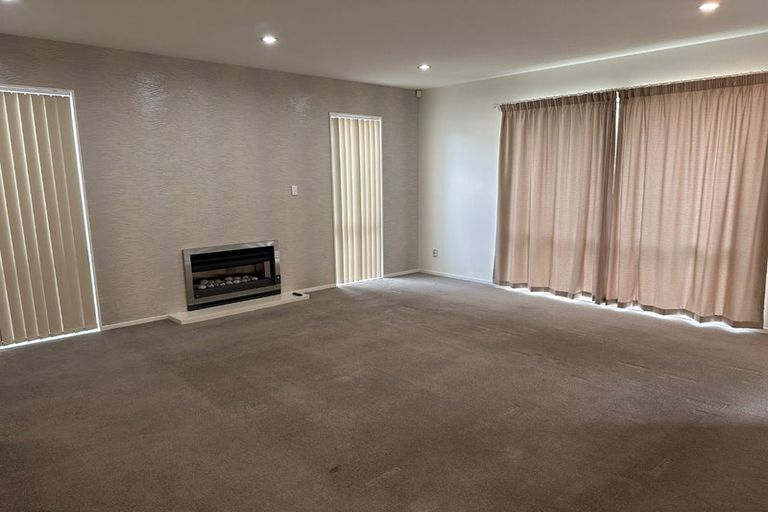 Photo of property in 24 Mulroy Place, Pinehill, Auckland, 0632