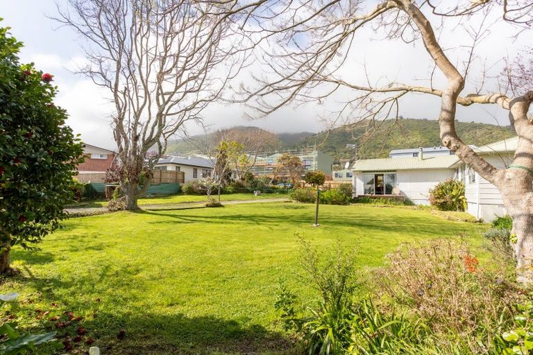 Photo of property in 18 Utauta Street, Waikanae, 5036