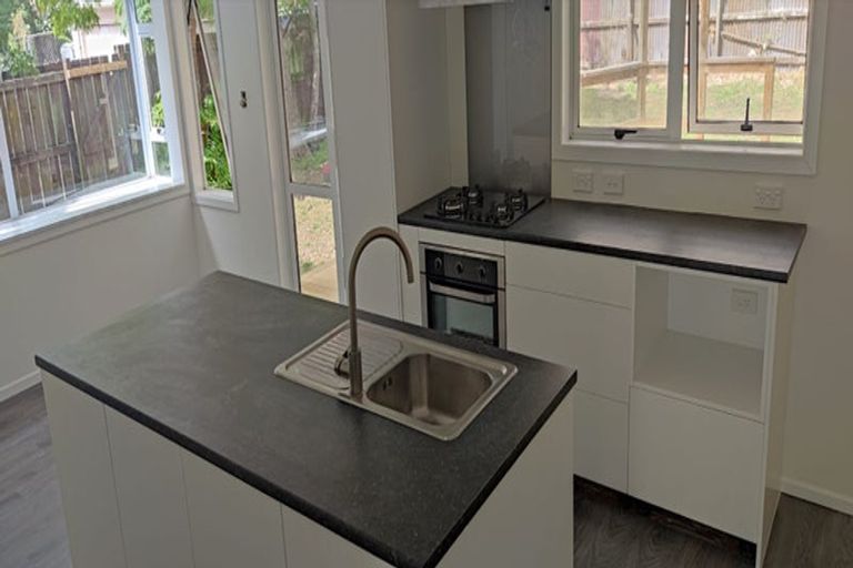 Photo of property in 3 Hurley Place, Kelston, Auckland, 0602