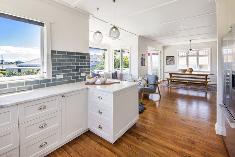 Photo of property in 111 Vauxhall Road, Narrow Neck, Auckland, 0624