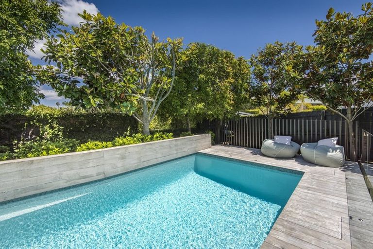 Photo of property in 111 Vauxhall Road, Narrow Neck, Auckland, 0624
