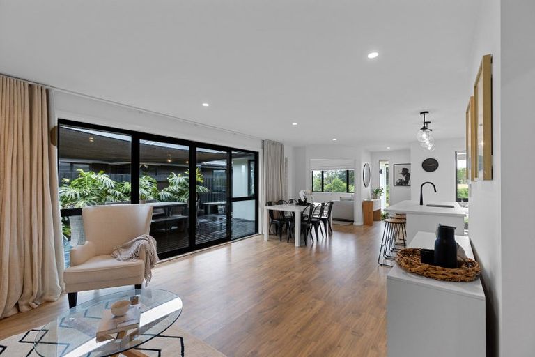 Photo of property in 43 Coutts Way, Fitzherbert, Palmerston North, 4410