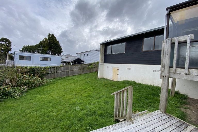 Photo of property in 2/6 Clare Place, Glenfield, Auckland, 0629
