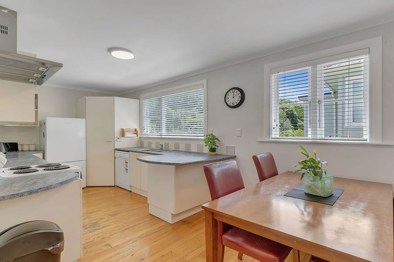 Photo of property in 34 Lincoln Avenue, Tawa, Wellington, 5028