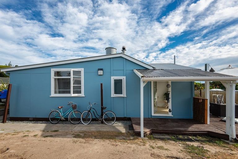 Photo of property in 10 Cross Street, Waikuku Beach, 7473