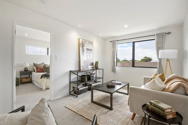 Photo of property in 49a Meadowood Drive, Unsworth Heights, Auckland, 0632