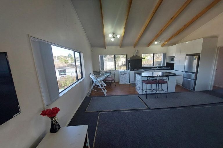 Photo of property in 10 Loughanure Place, Massey, Auckland, 0614